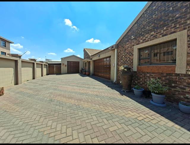 2 BEDROOM RETIREMENT UNIT FOR SALE IN THREE RIVERS